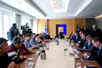Σε εξέλιξη η συνάντηση Χατζηδάκη και Τσιάρα με τους εκπρόσωπους των αγροτικών μπλόκων