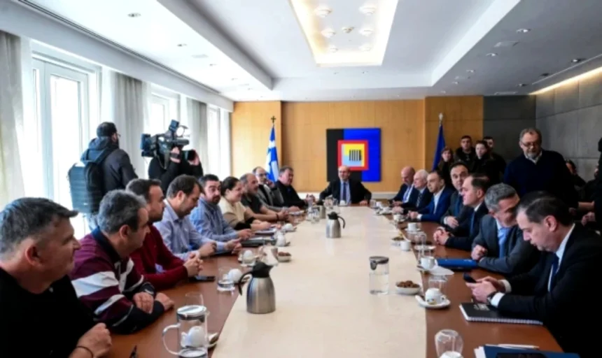 Σε εξέλιξη η συνάντηση Χατζηδάκη και Τσιάρα με τους εκπρόσωπους των αγροτικών μπλόκων