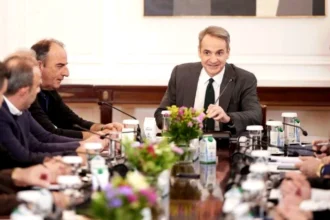 Σήμερα οι αποφάσεις για το μέλλον των μπλόκων – “Συγκρατημένα αισιόδοξος”, δήλωσε ο πρωθυπουργός, “δεν είμαστε ικανοποιημένοι”, λένε οι αγρότες