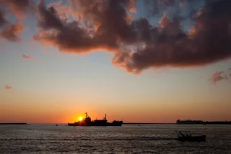 Σκάφος τυλίχθηκε στις φλόγες στη Σαμοθράκη – Επέμβαση Λιμενικού και Πυροσβεστικής