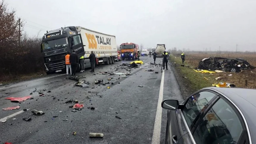 Σοκ, πανελλήνιος θρήνος και ερωτήματα για το πολύνεκρο δυστύχημα με τους φιλάθλους του ΠΑΟΚ στη Ρουμανία