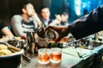 Σοκαριστικά δεδομένα για την κατανάλωση αλκοόλ από ανηλίκους: Σχεδόν 1.000 νοσηλεύτηκαν το 2025
