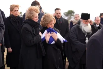 Σπαρακτικές στιγμές στην ταφή της Πριγκίπισσας Ειρήνης στο Τατόι: Δακρυσμένη η αδελφή της Σοφία (Βίντεο)