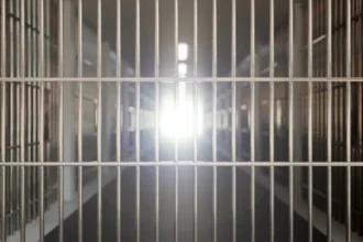 Στη φυλακή 39χρονος στο Ηράκλειο για απειλή γειτόνισσας και παιδιού με τσεκούρι