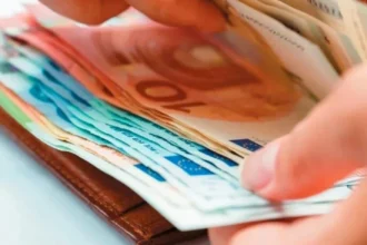 Στους τραπεζικούς λογαριασμούς σήμερα οι αυξήσεις μισθών από τη νέα φορολογική κλίμακα