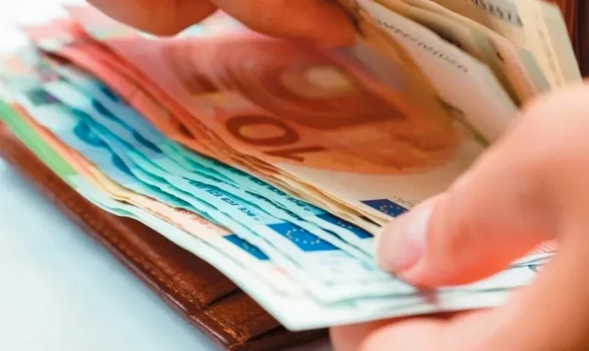 Στους τραπεζικούς λογαριασμούς σήμερα οι αυξήσεις μισθών από τη νέα φορολογική κλίμακα