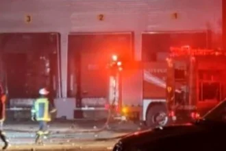 Τέσσερις εργαζόμενες νεκρές από την έκρηξη και τη μεγάλη φωτιά στο εργοστάσιο της Βιολάντα στα Τρίκαλα (βίντεο)
