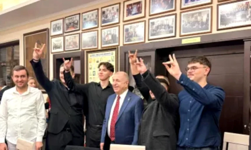 Τούρκος εθνικιστής πολιτικός στη Θράκη: Ακροδεξιοί συμβολισμοί Γκρίζων Λύκων και επιθέσεις κατά της Ελλάδας