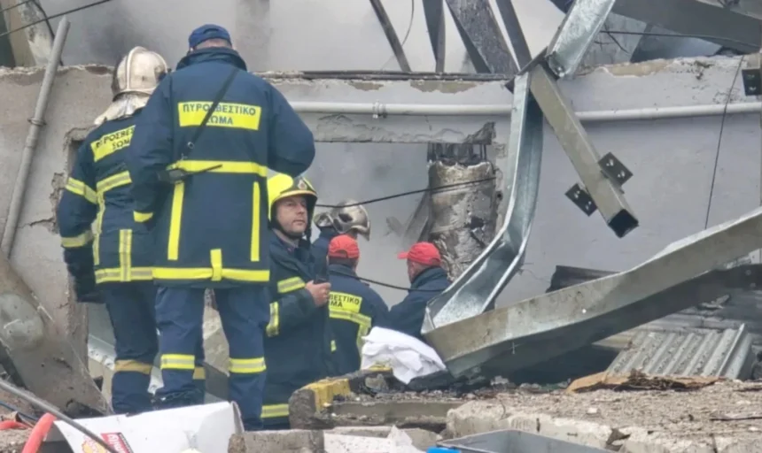 Τρίκαλα: Τρεις γυναίκες νεκρές από τη μεγάλη φωτιά στο εργοστάσιο της Βιολάντα