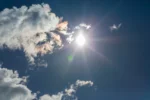 Ζεσταίνει ο καιρός σήμερα με λιακάδα – Τι δείχνει η πρόγνωση ανά περιοχή