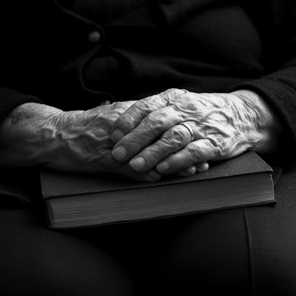 85χρονη έπεσε θύμα άγριας ληστείας στο κέντρο της Αθήνας