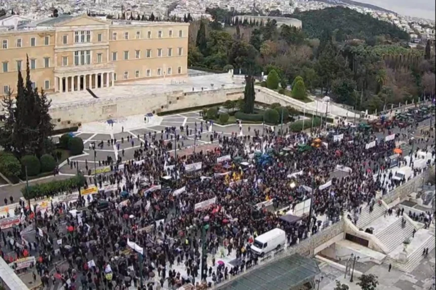 Αγρότες: Ολονύχτια παραμονή των τρακτέρ στο Σύνταγμα – Αποχωρούν το μεσημέρι