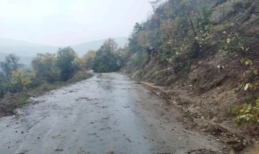 Αποκομμένη οδικώς η Ήπειρος: Κλειστή η παλαιά Εθνική Οδός Άρτας – Αμφιλοχίας μετά την Ιόνια Οδό, λόγω νέας κατολίσθησης