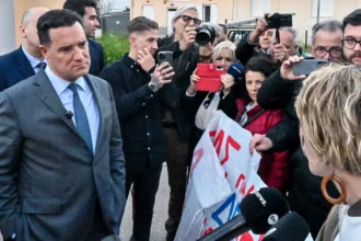 Άργος: Στελέχη του ΚΚΕ διαδήλωναν στο νοσοκομείο της πόλης για τη… φρεγάτα Κίμων – Ο διάλογος που είχαν με τον Άδωνι Γεωργιάδη (video)