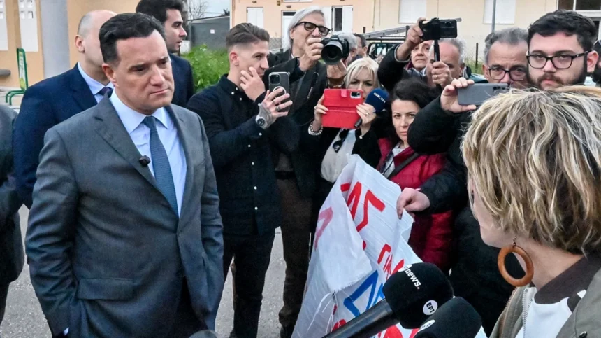 Άργος: Στελέχη του ΚΚΕ διαδήλωναν στο νοσοκομείο της πόλης για τη… φρεγάτα Κίμων – Ο διάλογος που είχαν με τον Άδωνι Γεωργιάδη (video)