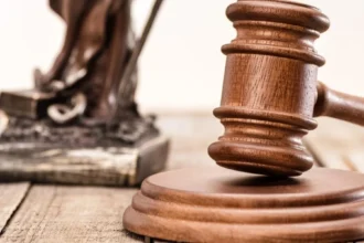 Δικηγόρος οπλοφορούσε μέσα στο δικαστήριο της Ευελπίδων