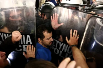 Δημογλίδου για επεισόδια στη Νίκαια: Ήθελαν να επιτεθούν στον υπουργό – Τραυματίστηκαν αστυνομικοί