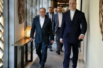 Διπλωματικό «θρίλερ» στο Ομάν: Σε εξέλιξη οι κρίσιμες επαφές ΗΠΑ και Ιράν, καθώς η ένταση κλιμακώνεται