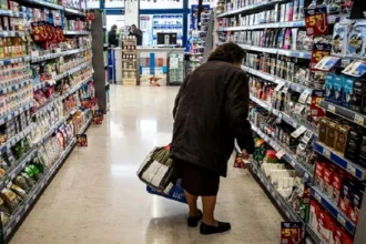 Έξι στα δέκα νοικοκυριά περιορίζουν τις αγορές τους για να τα βγάλουν πέρα