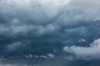 Καιρός: Ισχυρές βροχές και καταιγίδες σε όλη τη χώρα – Χιόνια στα ορεινά και χαλάζι