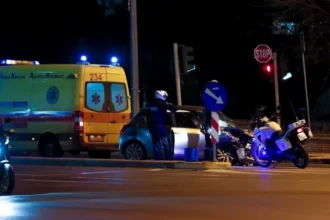 Κηφισιά: Σοβαρό τροχαίο με ανατροπή ΙΧ και απεγκλωβισμό δύο ατόμων