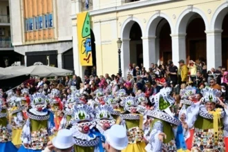 Με τη μεγάλη παρέλαση και το κάψιμο του βασιλιά καρνάβαλου κορυφώνεται το πατρινό καρναβάλι