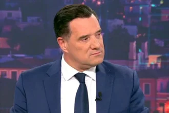 Ο Γεωργιάδης πήγε στο Κρατικό Νίκαιας με μανικετόκουμπα των ΗΠΑ: «Όταν πας να συναντήσεις τον Δράκουλα, δεν βάζεις σταυρό; Εκεί θα είχε κομμουνιστές»