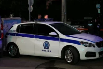 Πέταξαν χειροβομβίδα στον Κορυδαλλό: Ζημιές σε 6 αυτοκίνητα, έσπασαν τα τζάμια διαμερίσματος από το ωστικό κύμα