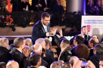 Πλήθος κόσμου συγκεντρώθηκε στα εγκαίνια του γραφείου του κυβερνητικού εκπροσώπου Παύλου Μαρινάκη