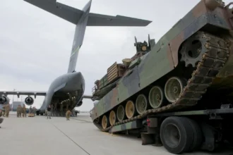 Politico: Οι ΗΠΑ προειδοποιούν την ΕΕ για τα εξοπλιστικά: Αγοράστε «made in USA», αλλιώς θα έρθουν αντίποινα