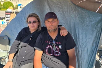 «Σας απαγορεύω να αναφερθείτε ξανά στον αδελφό μου, είστε πολιτικός»: Κατερίνα Βουτσινά κατά Καρυστιανού για το σποτ των Τεμπών