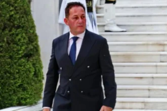 Στέλιος Πέτσας : Το πολιτικό beef με τον Άδωνι ευνοεί μόνο τη Ζωή Κωνσταντοπούλου
