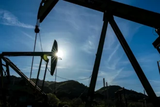Χτύπημα με drone σε διυλιστήριο του Κουβέιτ – Ο Τραμπ απειλεί να ανατινάξει το πελώριο ιρανικό κοίτασμα φυσικού αερίου