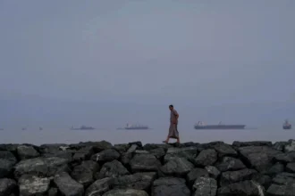 Δεξαμενόπλοιο του Κουβέιτ γεμάτο πετρέλαιο χτυπήθηκε ανοιχτά του Ντουμπάι, μία μέρα μετά τις απειλές Τραμπ κατά του Ιράν