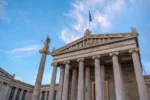Διεθνείς οίκοι: Καμία επιβράδυνση στη μείωση του ελληνικού χρέους εξαιτίας του πολέμου