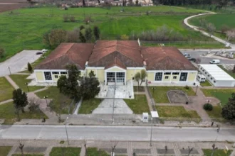 Ένταση πριν την έναρξη της δίκης για τα Τέμπη: “Ανοίξτε τα στόματα, θα σε σκίσω με τα χέρια μου”, φώναζαν συγγενείς