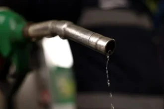 Η Αυστραλία μειώνει στο μισό τον φόρο στα καύσιμα για τρεις μήνες για να συγκρατήσει τις τιμές