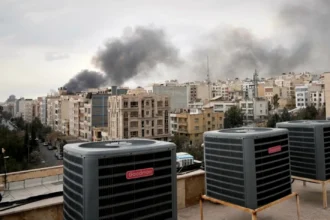 Μέση Ανατολή: Το Ιράν απαντά με πυραύλους και drones, εκρήξεις στην Τεχεράνη – Κλειστές πρεσβείες, ακυρώσεις πτήσεων και πλήγματα σε πετρελαϊκές υποδομές