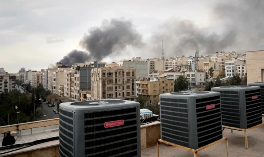 Μέση Ανατολή: Το Ιράν απαντά με πυραύλους και drones, εκρήξεις στην Τεχεράνη – Κλειστές πρεσβείες, ακυρώσεις πτήσεων και πλήγματα σε πετρελαϊκές υποδομές