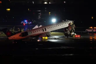 Νεκροί ο πιλότος και ο συγκυβερνήτης από τη σύγκρουση του αεροπλάνου με όχημα στη Νέα Υόρκη
