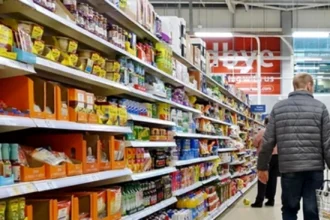 Νέο «όπλο» κατά της ακρίβειας: Υποχρεωτική σήμανση για τα προϊόντα που πωλούνται με λιγότερη ποσότητα και ίδια τιμή