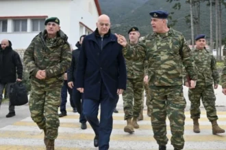Ο Δένδιας επισκέφτηκε απροειδοποίητα το 625 Μ/Π ΤΠ στα Ιωάννινα