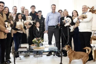 Ο Κυριάκος Μητσοτάκης υποδέχτηκε τους Έλληνες που επαναπατρίστηκαν με τα κατοικίδιά τους