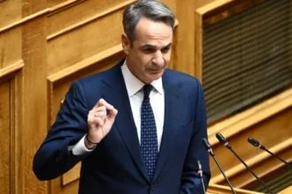 Ο Μητσοτάκης ενημερώνει τη Βουλή για την ανάφλεξη στη Μέση Ανατολή: “Πυρετός” τηλεφωνημάτων και συναγερμός για τις οικονομικές συνέπειες