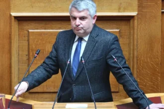 Ο Οδυσσέας Κωνσταντινόπουλος παραδίδει την έδρα στο ΠΑΣΟΚ και παραιτείται από βουλευτής