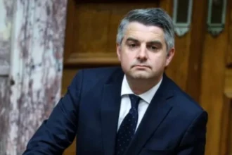 Ο Οδυσσέας Κωνσταντινόπουλος παραιτείται από βουλευτής μετά τη διαγραφή του, παραδίδει την έδρα στο ΠΑΣΟΚ