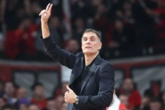 Ο Ολυμπιακός πέρασε από τη Νέα Σμύρνη σε ματς με ένταση και αποβολή Φουρνιέ