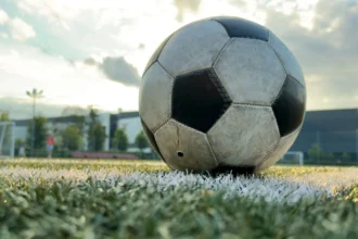 Πολύ άβολη στιγμή: Ο γνωστός ποδοσφαιριστής τα «έχασε» την ώρα της συνέντευξης με την εμφάνιση της ρεπόρτερ (video)