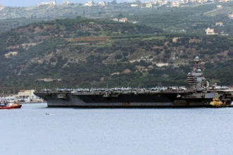 Στη Σούδα το θηριώδες αεροπλανοφόρο «USS Gerald R. Ford» μετά τη φωτιά: 8 ντετέκτιβ ανεβαίνουν στο πλοίο για ανακρίσεις