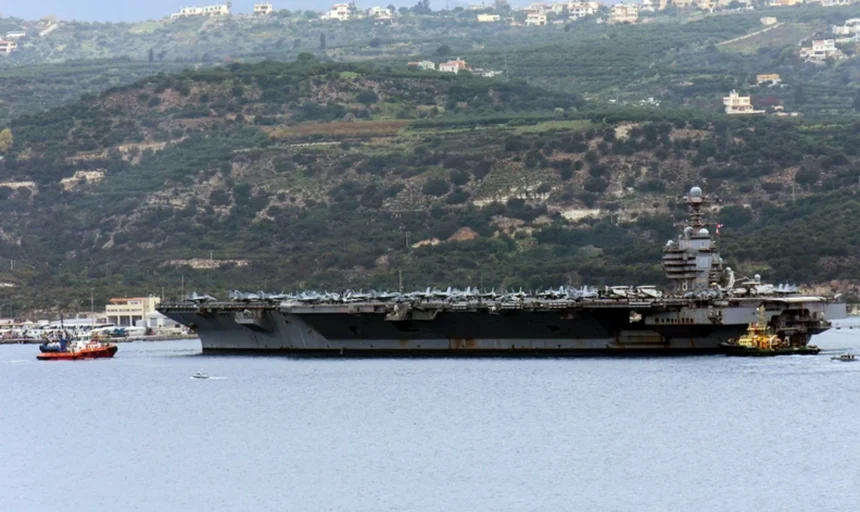 Στη Σούδα το θηριώδες αεροπλανοφόρο «USS Gerald R. Ford» μετά τη φωτιά: 8 ντετέκτιβ ανεβαίνουν στο πλοίο για ανακρίσεις